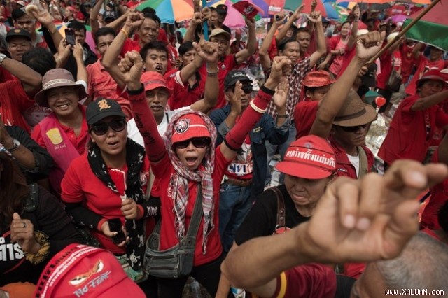 กลุ่มคนเสื้อแดงชุมนุมในเขตชานเมืองกรุงเทพฯ - ảnh 1